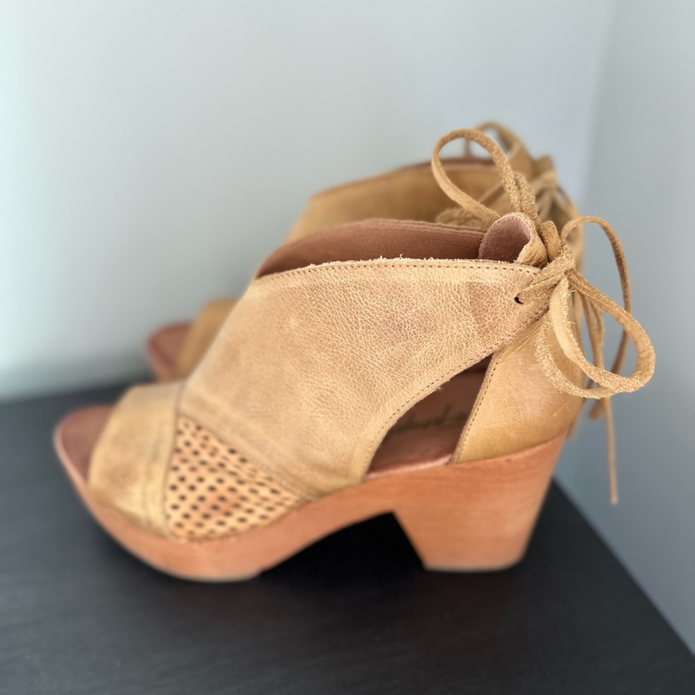 Free People open toed clogs. Tan leather vintage style.